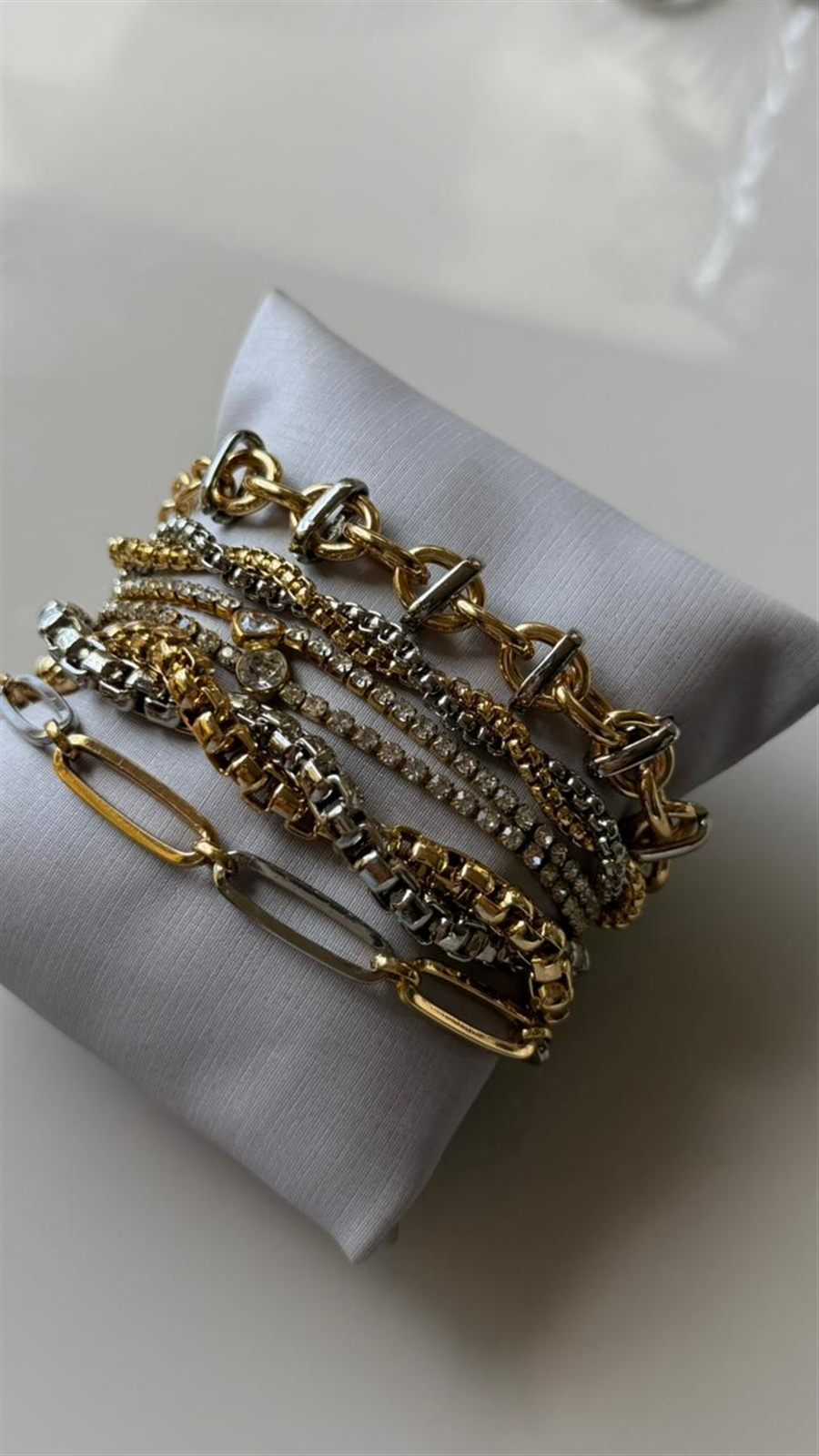 Pulseiras douradas e prata empilhadas